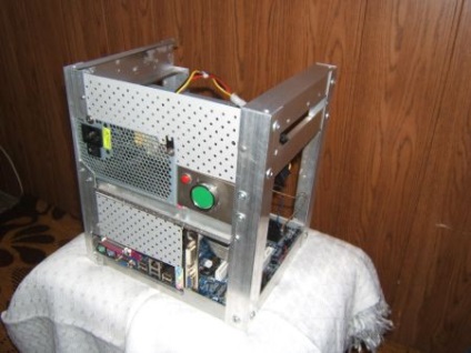 Un computer mare într-o carcasă mică de casă