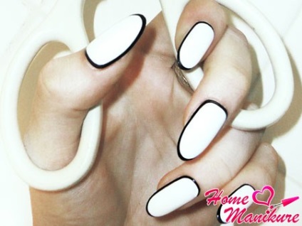 Manichiura alb-negru este o combinație clasică în designul unghiilor
