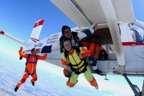 Ce trebuie să știți despre skydiving