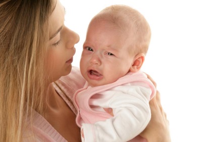 Respirația unui nou-născut adesea respiră într-un vis, respirația șuierătoare (fără temperatură)