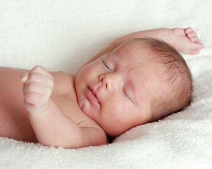 Légzés az újszülött lélegzik alvás közben, zihálás (láz nélkül)