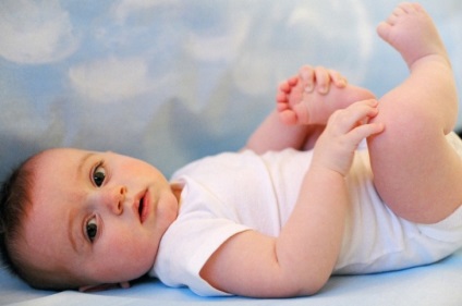 Respirația unui nou-născut adesea respiră într-un vis, respirația șuierătoare (fără temperatură)