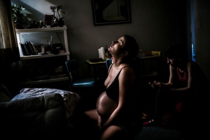 Fotograful a făcut poze despre felul în care se naște fetița la domiciliu