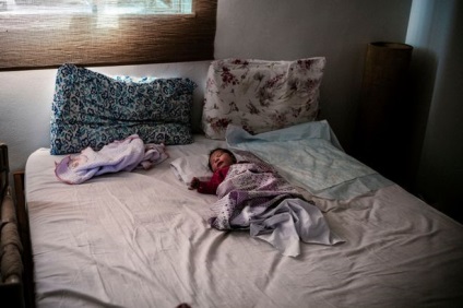 Fotograful a făcut poze despre felul în care se naște fetița la domiciliu