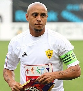 Fotbal scandal în Roberto Carlos aruncat un fan de banane