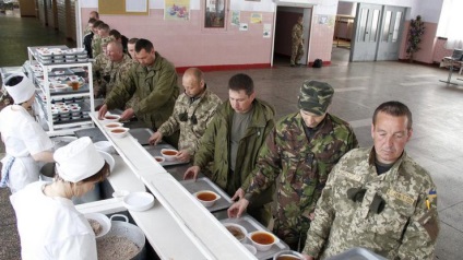 Armata foame ca soldați sunt hrăniți pentru 17 UAH pe zi (foto, video)