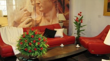 Flori artificiale în interiorul fotografiei din apartament