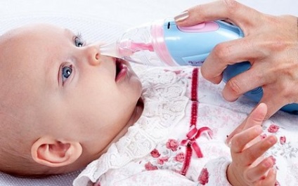 Cum să cureți nasul nou-născutului