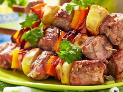 Cum să gătești un kebab shish într-o rețetă tandoor din carne de porc, miel, carne de vită și pui