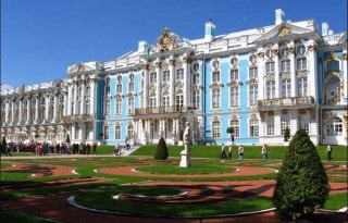 De la Sankt-Petersburg ajunge rapid și confortabil în satul regal