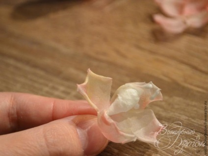 Cum se face un trandafir din mătase