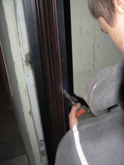 Cum să instalați o ușă de metal, instalarea de încuietori, costul de instalare a ușii din față