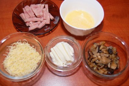 Carne de pui cu ciuperci, brânză și șuncă