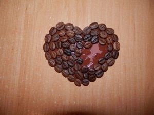 Magnet de inima facut din boabe de cafea