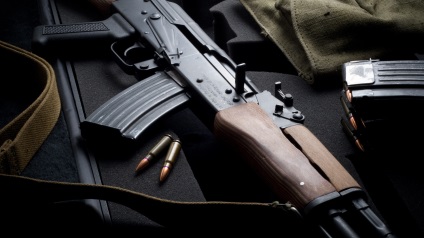 Macheta masivă a puștii de asalt Kalashnikov (ak74)