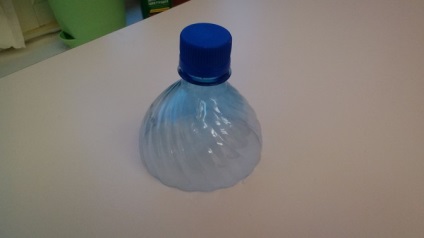 Maestru de clasă de masterat dintr-o sticlă de plastic și plastilină 