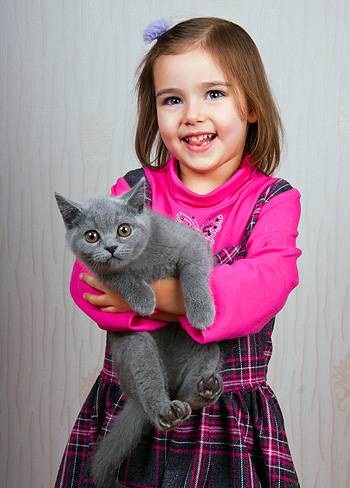 Pot să am o pisică, dacă casa are copii, copiii învață să aibă grijă de o pisică, să se oprească rău