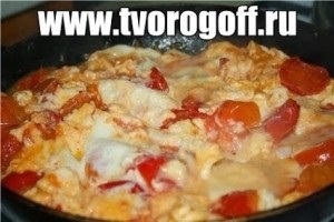 Omelet proteine ​​cu roșii, brânză, usturoi