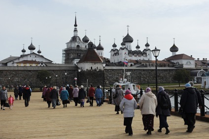Insula reconcilierii cu privire la modul în care muzeul trăiește pe solovki sub controlul călugărului, afacerea turistică