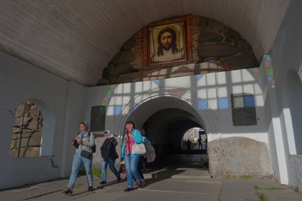 Insula reconcilierii cu privire la modul în care muzeul trăiește pe solovki sub controlul călugărului, afacerea turistică