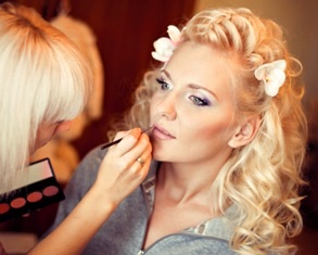 Coafor artist make-up artist la Moscova acasă