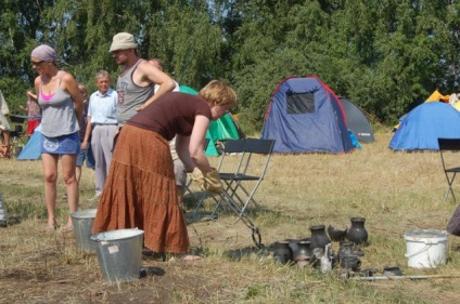 A kemence az újságok vagy a régi kerámia plein air - valós iparosok - kézzel készített, kézzel készített (kokszolás) A kemence az újságok vagy a régi kerámia plein air - tisztességes iparos - kézzel készített, kézzel készített