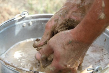 O sobă din ziare sau un ceramist de vară în aer liber - târg de maeștri - manual, manual