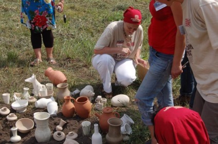 A kemence az újságok vagy a régi kerámia plein air - tisztességes iparos - kézzel készített, kézzel készített