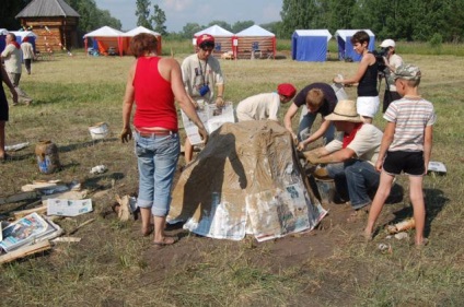 O sobă din ziare sau un ceramist de vară în aer liber - târg de maeștri - manual, manual