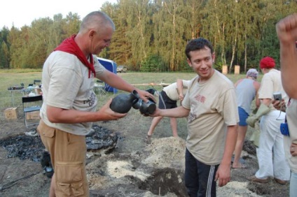 O sobă din ziare sau un ceramist de vară în aer liber - târg de maeștri - manual, manual