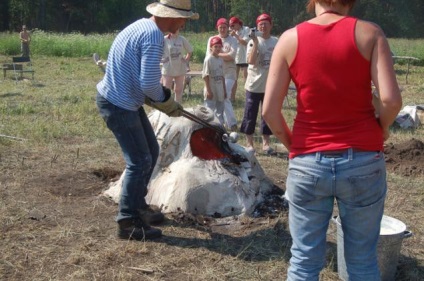 O sobă din ziare sau un ceramist de vară în aer liber - târg de maeștri - manual, manual