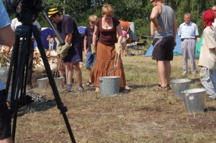 A kemence az újságok vagy a régi kerámia plein air - tisztességes iparos - kézzel készített, kézzel készített (obvarka) A kemence az újságok vagy a régi kerámia plein air - tisztességes iparos - kézzel készített, kézzel készített