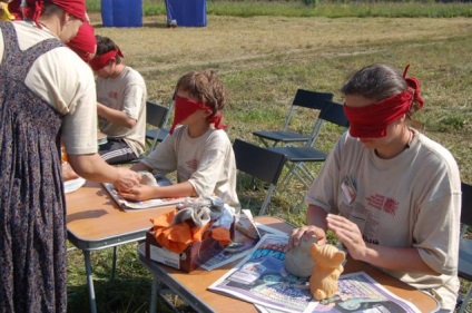 O sobă din ziare sau un ceramist de vară în aer liber - târg de maeștri - manual, manual