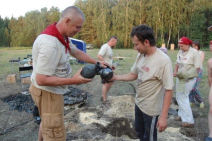 O sobă din ziare sau un ceramist de vară în aer liber - târg de maeștri - manual, manual