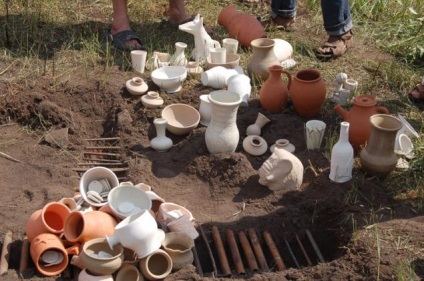 O sobă din ziare sau un ceramist de vară în aer liber - târg de maeștri - manual, manual