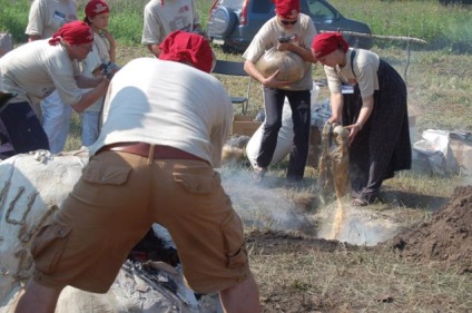 O sobă din ziare sau un ceramist de vară în aer liber - târg de maeștri - manual, manual