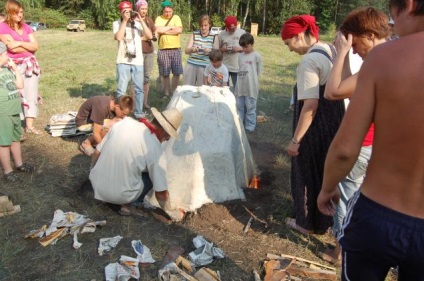 O sobă din ziare sau un ceramist de vară în aer liber - târg de maeștri - manual, manual