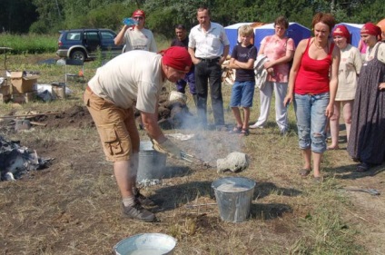 O sobă din ziare sau un ceramist de vară în aer liber - târg de maeștri - manual, manual