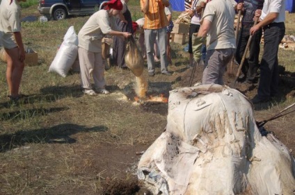 O sobă din ziare sau un ceramist de vară în aer liber - târg de maeștri - manual, manual