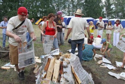 O sobă din ziare sau un ceramist de vară în aer liber - târg de maeștri - manual, manual