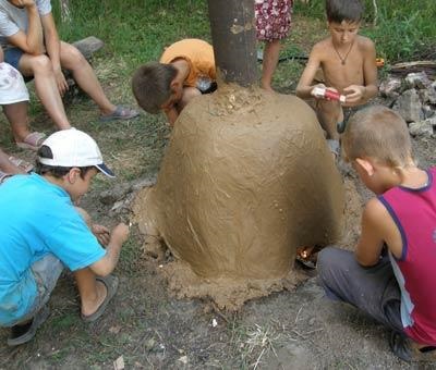 O sobă din ziare sau un ceramist de vară în aer liber - târg de maeștri - manual, manual