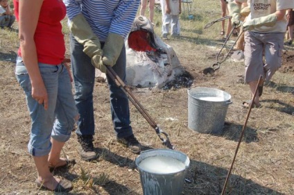 O sobă din ziare sau un ceramist de vară în aer liber - târg de maeștri - manual, manual