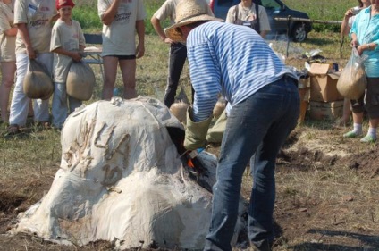 O sobă din ziare sau un ceramist de vară în aer liber - târg de maeștri - manual, manual