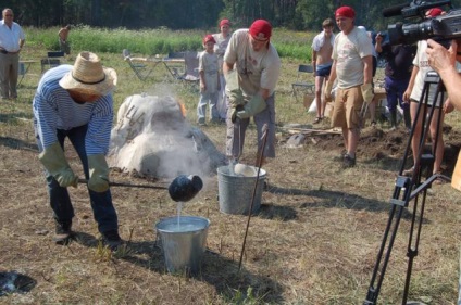 O sobă din ziare sau un ceramist de vară în aer liber - târg de maeștri - manual, manual