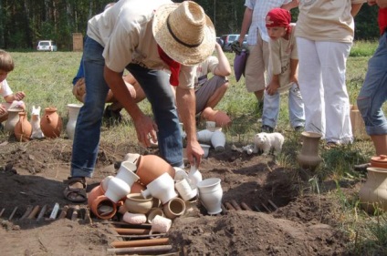 O sobă din ziare sau un ceramist de vară în aer liber - târg de maeștri - manual, manual