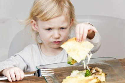 De ce copilul nu vrea să mănânce în sala de mese