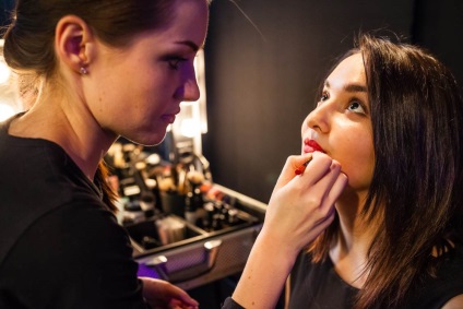 De ce serviciile de artiști de make-up, coafori, maeștri ai serviciului de unghii sunt frumusețea scumpă a totului