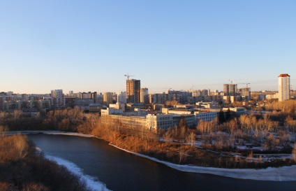 Mers pe acoperișurile din Ekaterinburg