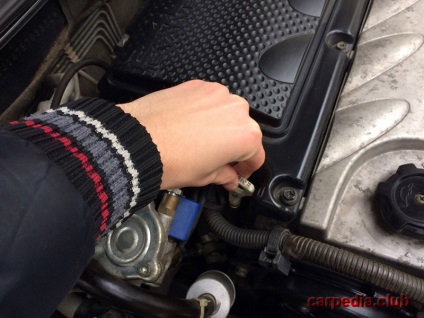 Verificarea nivelului și completarea uleiului de motor mitsubishi galant ix 2003