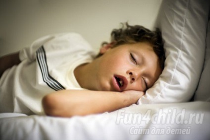 Un copil se stinge noaptea - ce să facă dacă somnul se transformă într-un coșmar